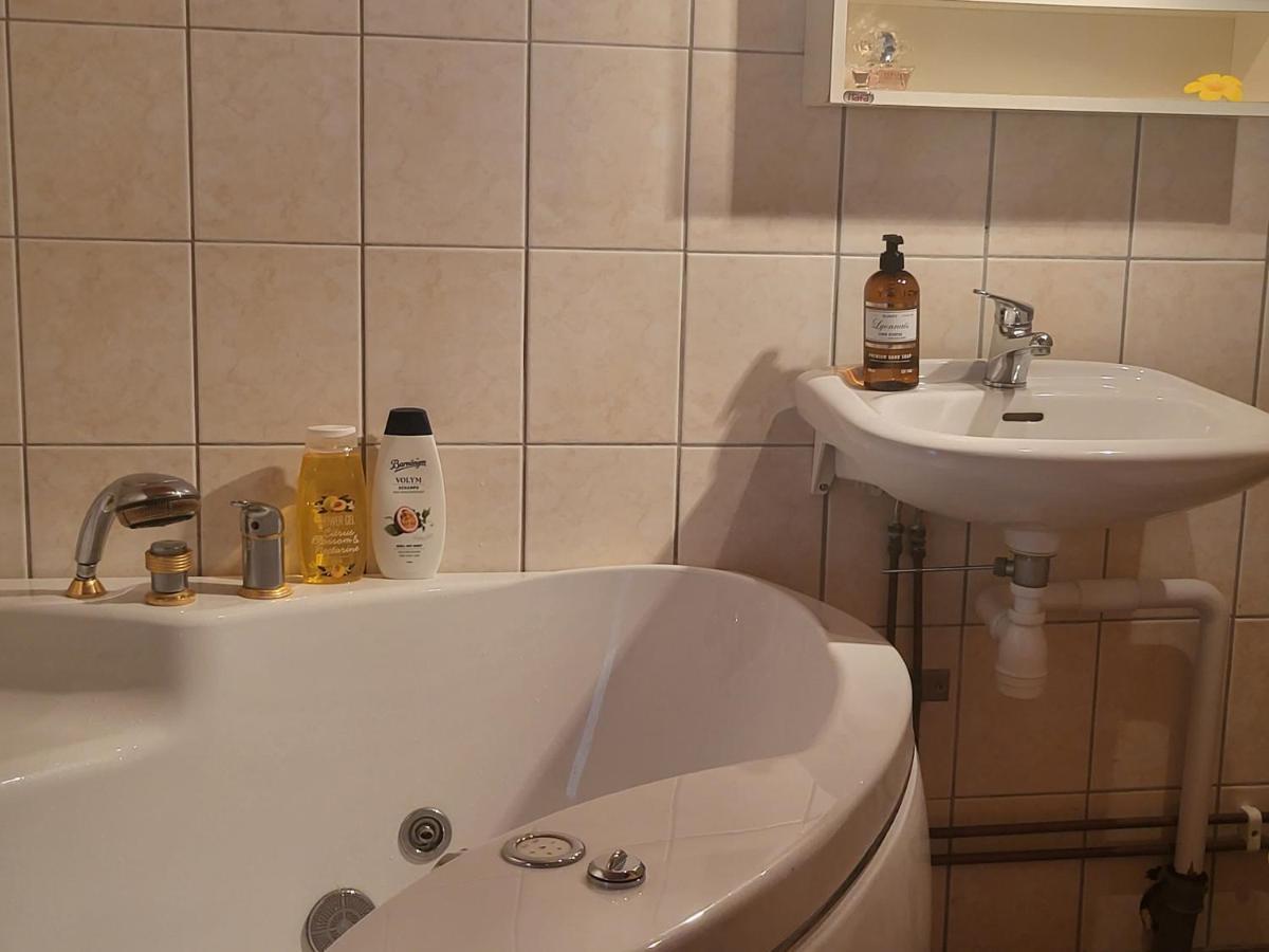 Minihus Med Stor Traedgardstomt Naera Golf Och Hav Villa Троса Екстериор снимка